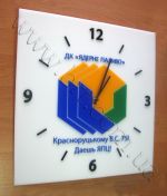 Акриловые часы - часы из цветного акрила, из которого изготовлены основы, логотип, буквы, цифры